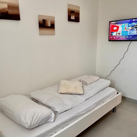 Smart Stay Budget Room Праттельн Екстер'єр фото