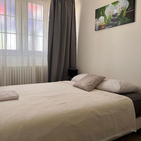 Smart Stay Budget Room Праттельн Екстер'єр фото